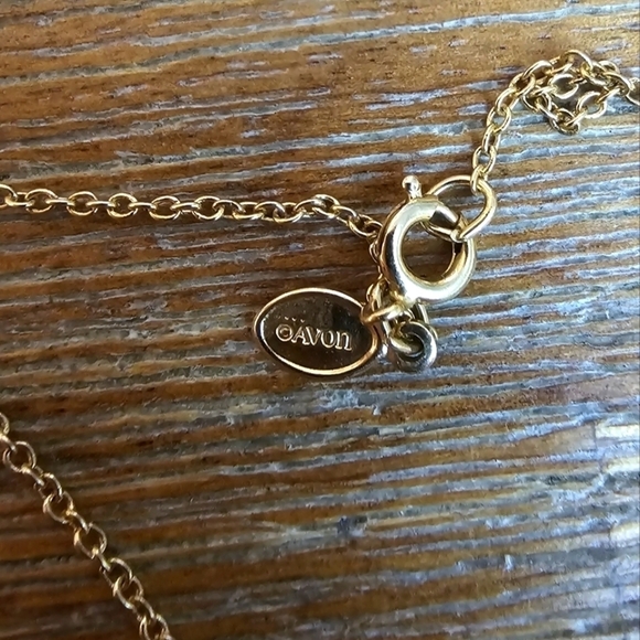 Vintage signed Avon gold and mother of pearl dainty necklace - Picture 3 of 4